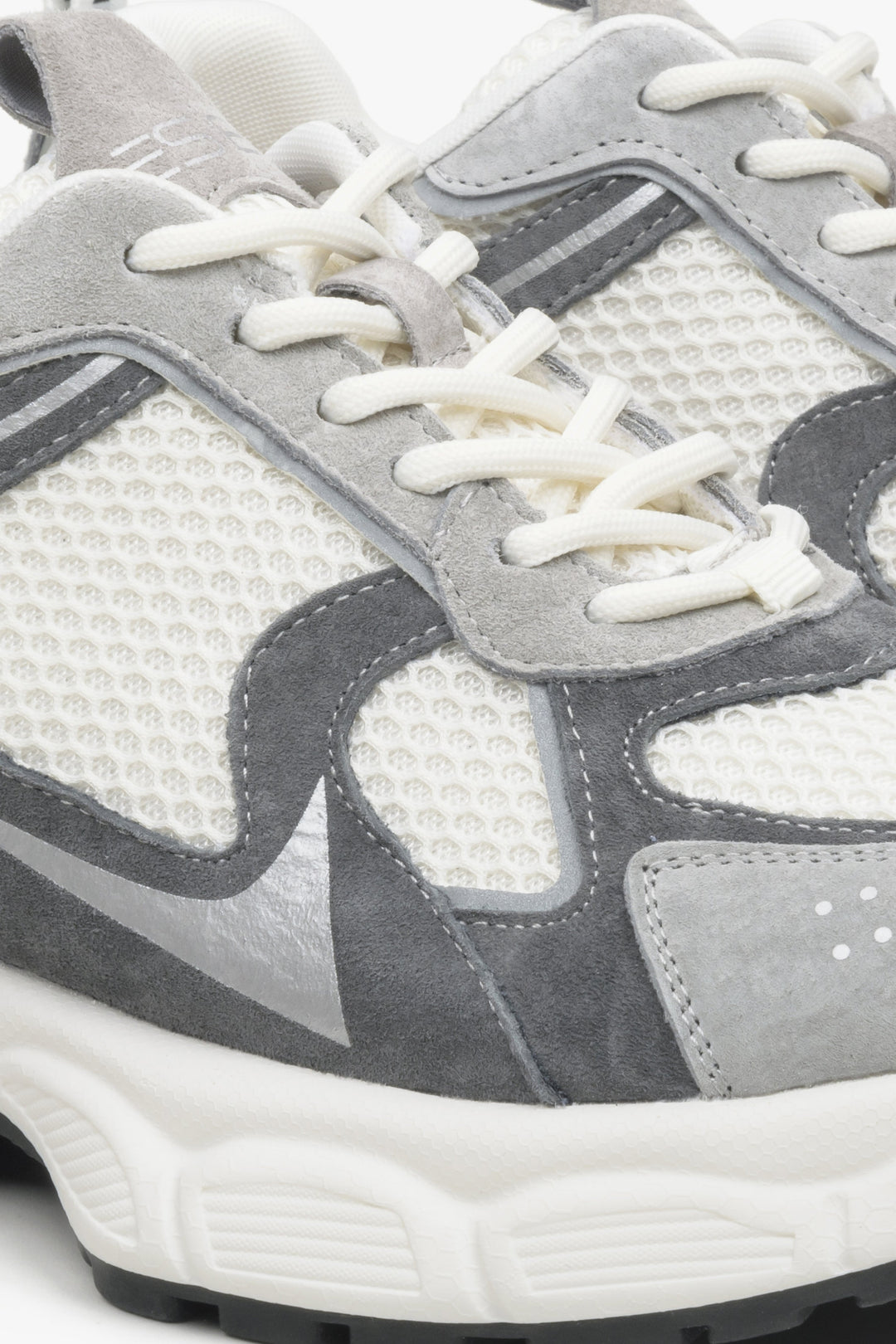 Women's white and grey sneakers ES 8 - close-up on details.
