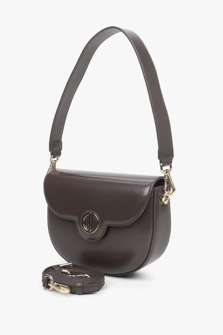 Estro women's dark brown shoulder bag with golden accents.