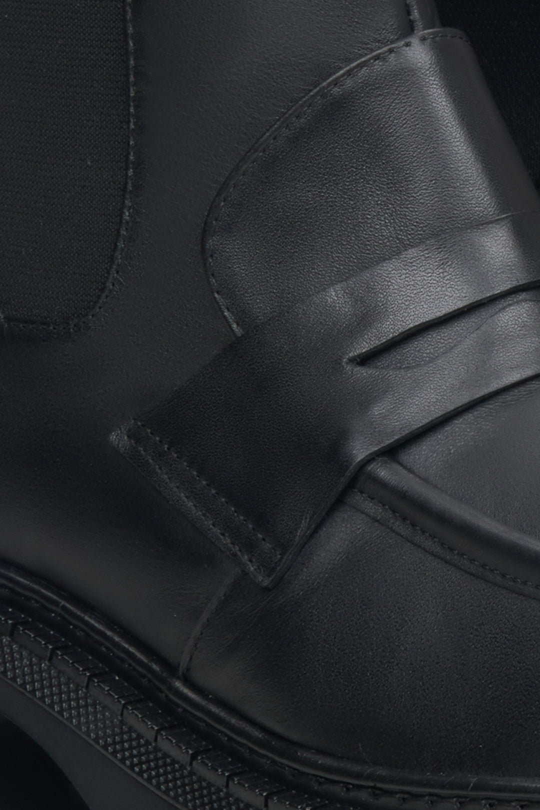 Women's black leather chelsea boots Estro - close-up on details.