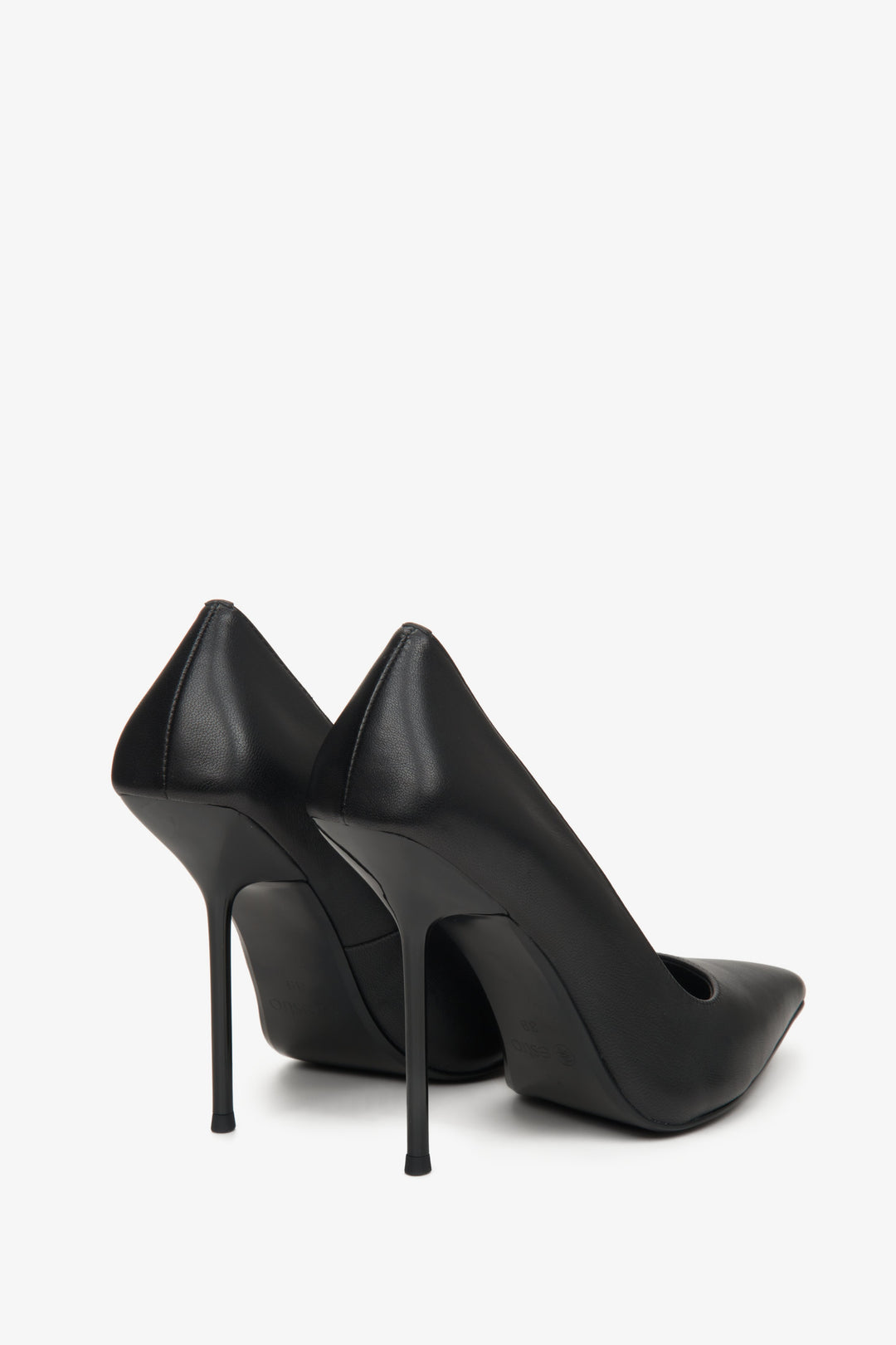 Estro's women's black high-heeled pumps - close-up on the shoe's heel.