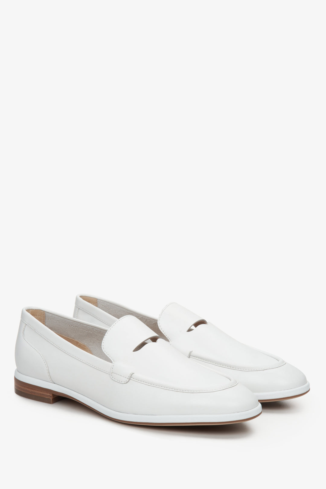 Women's Estro white moccasins for fall made of genuine leather - presentation of the toe and side vamp.