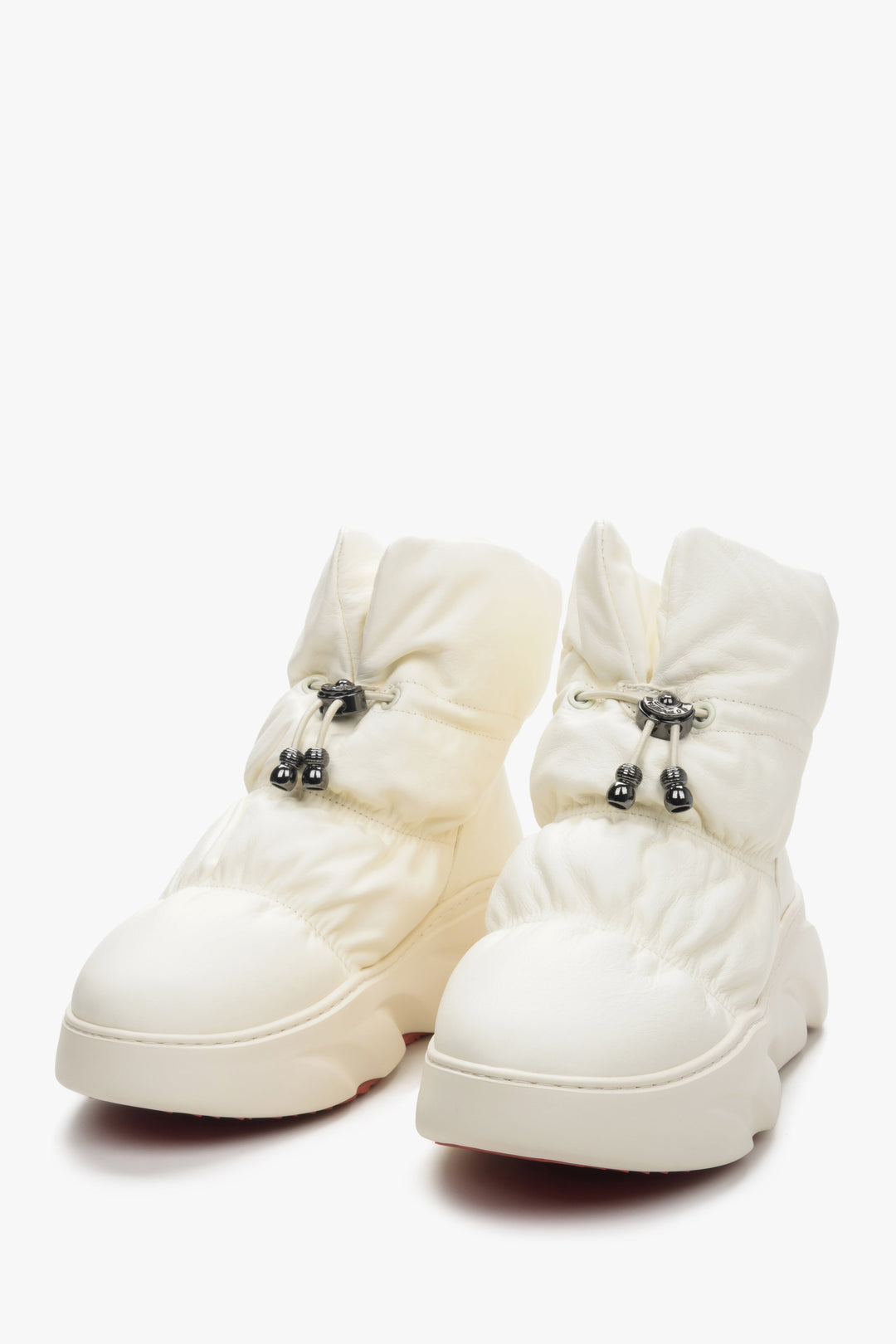 Women's light beige snow boots with leather and fur by Estro - front view of the shoe.