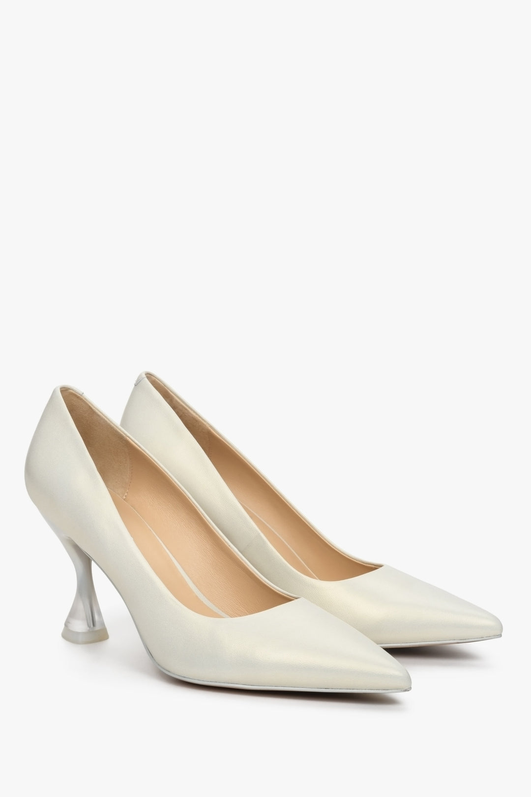 Women's pearlescent pointed high-heeled pumps - presentation of the front and side of the shoes.