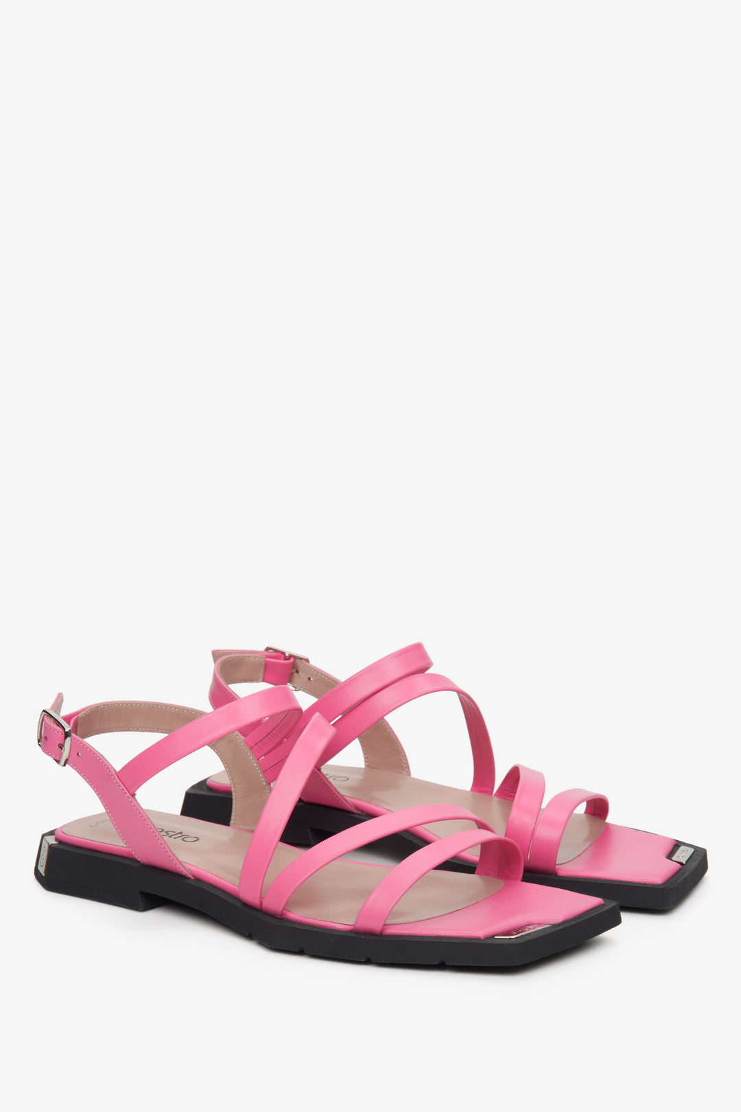 Estro's women's pink leather sandals made of genuine leather with thin straps - presentation of the front and side of the shoes.