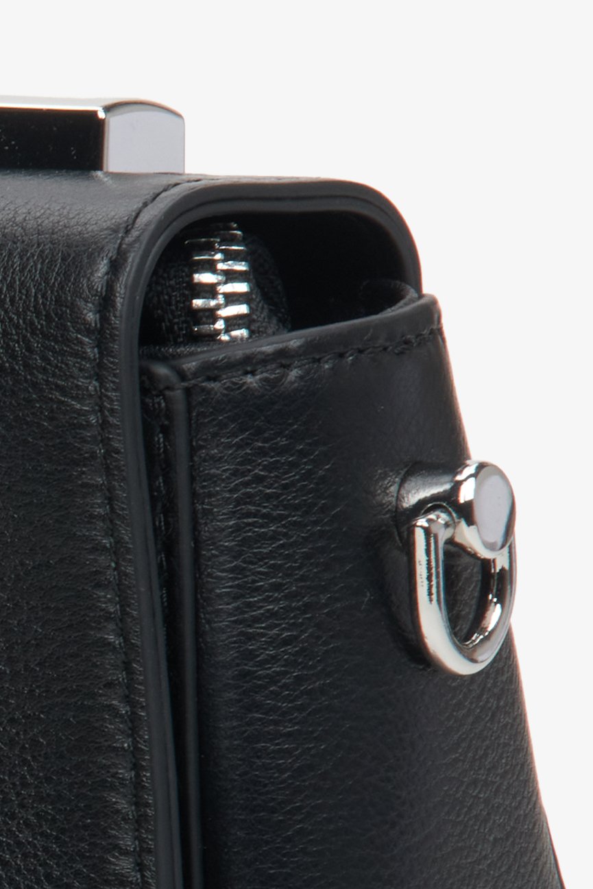 Women's small, leather bag by Estro in black - close-up on details.