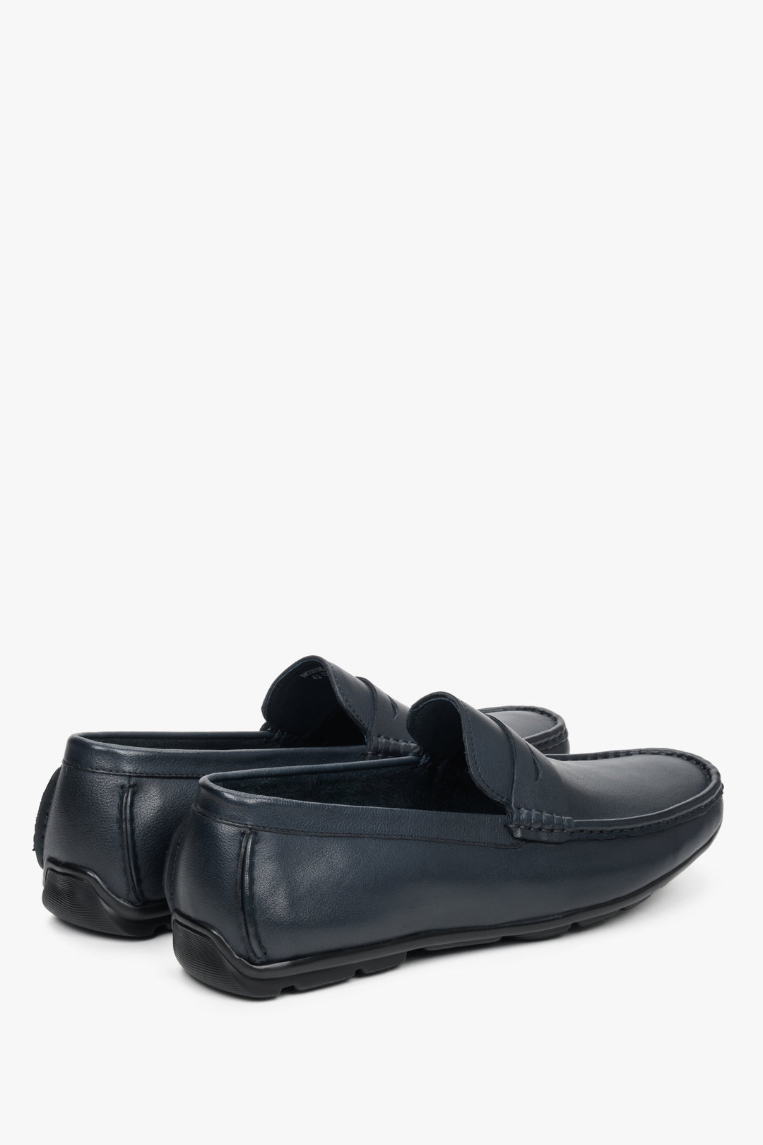 Estro men's leather loafers in navy blue for spring and autumn - close-up on the heel and side seam of the shoes.