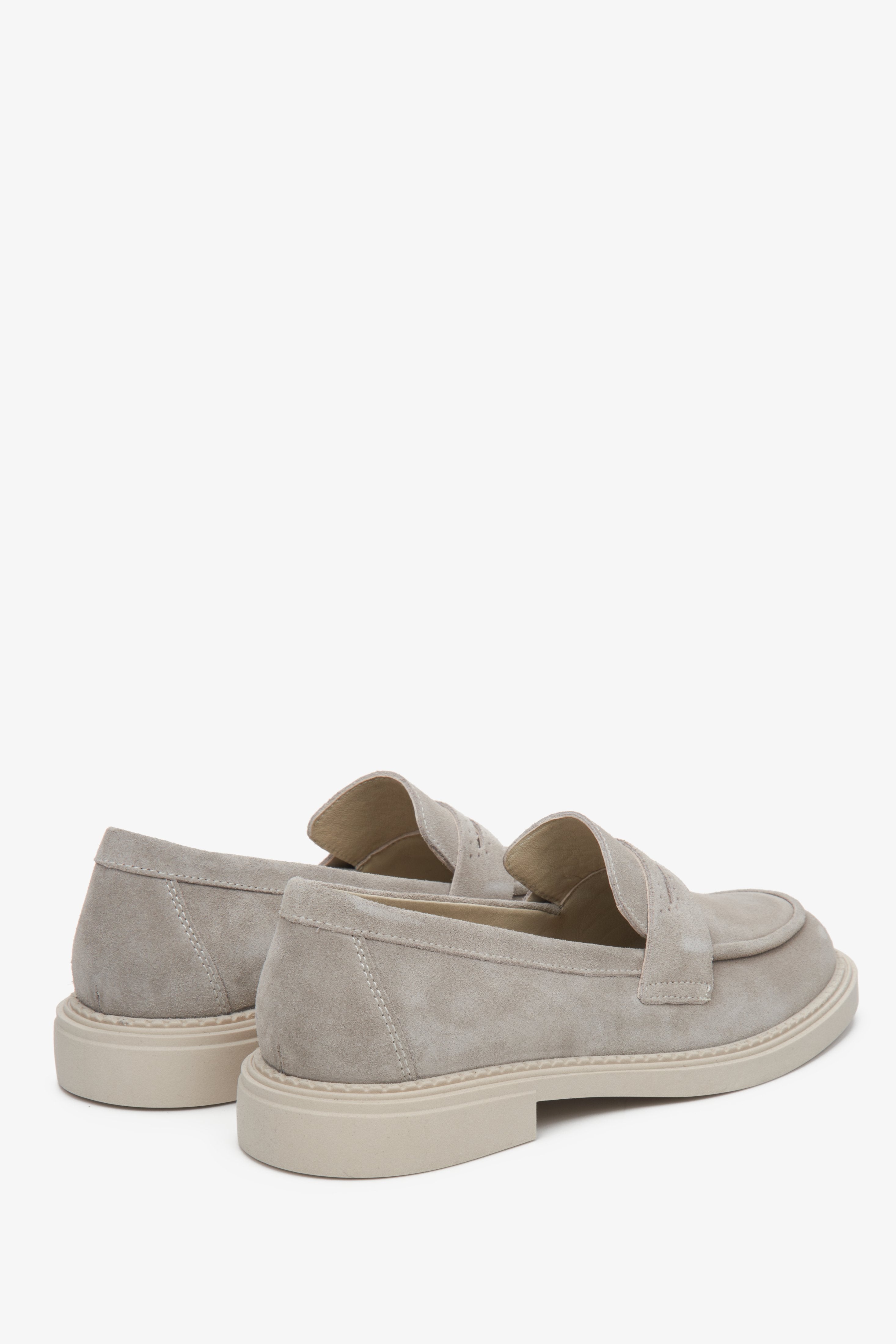 Women's suede moccasins in grey Estro - a close-up of the heel.