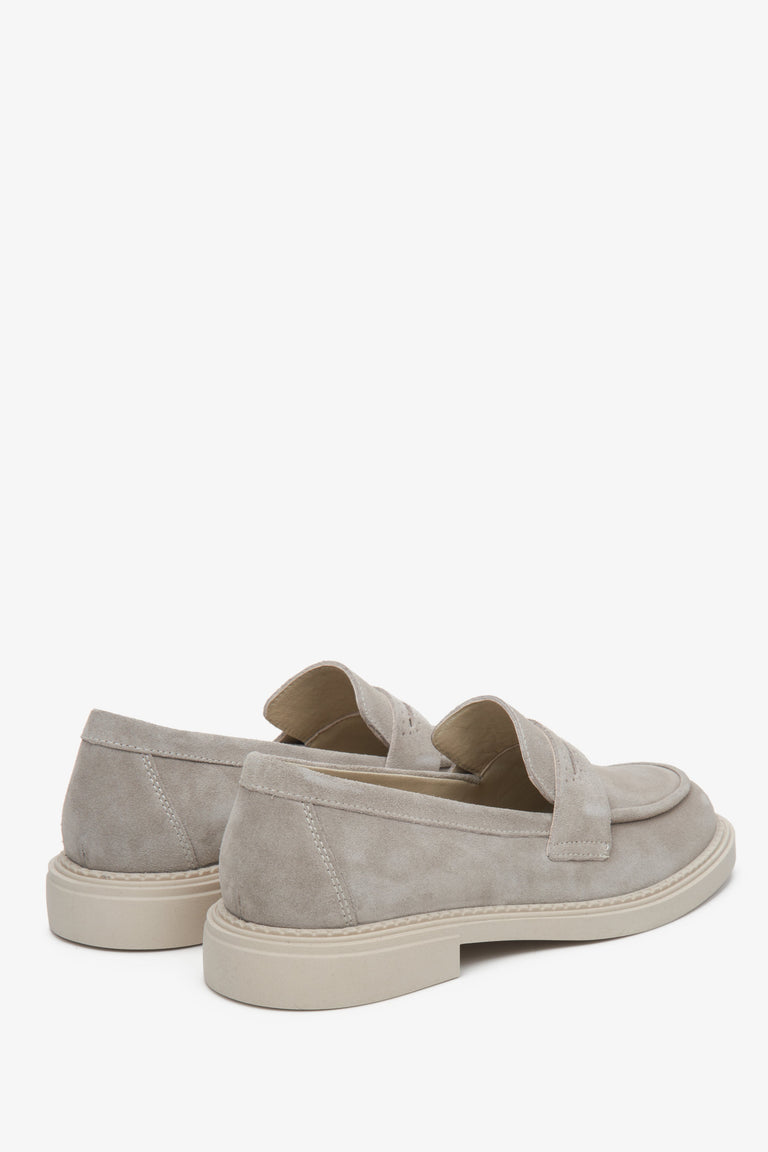 Women's suede moccasins in grey Estro - a close-up of the heel.