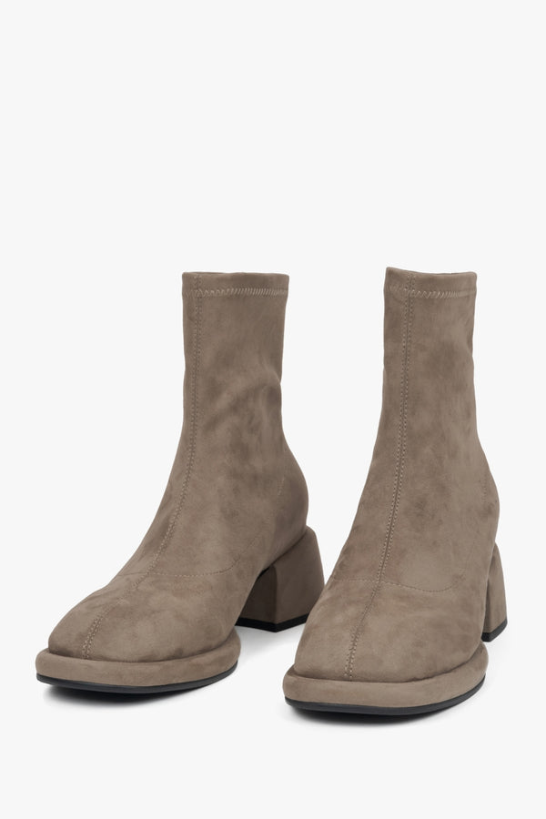 Elegant beige velour women’s block-heel boots by Estro - close-up of the toe.