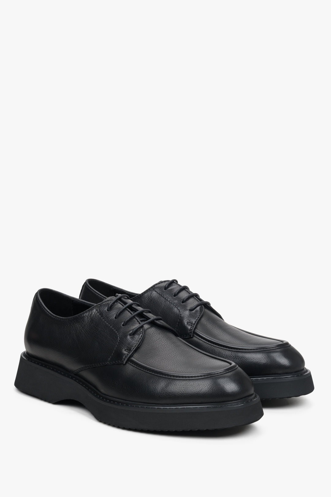Lace-up brogues made of black genuine suede leather by Estro.