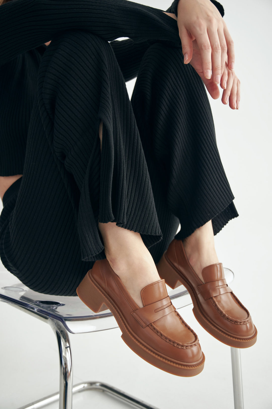 Women's moccasins made of genuine leather in brown by Estro - close-up on details.