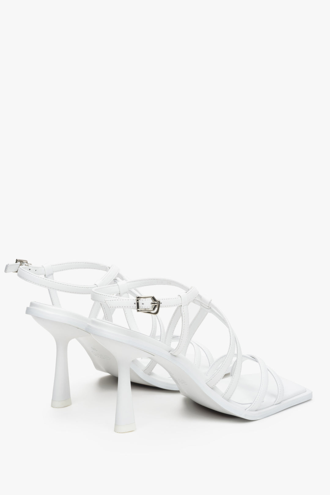 Women's heeled strappy sandals in white, Estro brand - a close-up on a funnel heel.