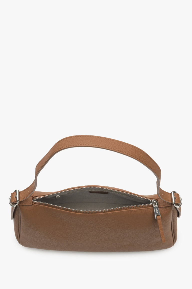 Women's brown Estro shoulder bag - close-up on the interior.