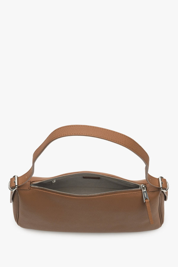 Women's brown Estro shoulder bag - close-up on the interior.