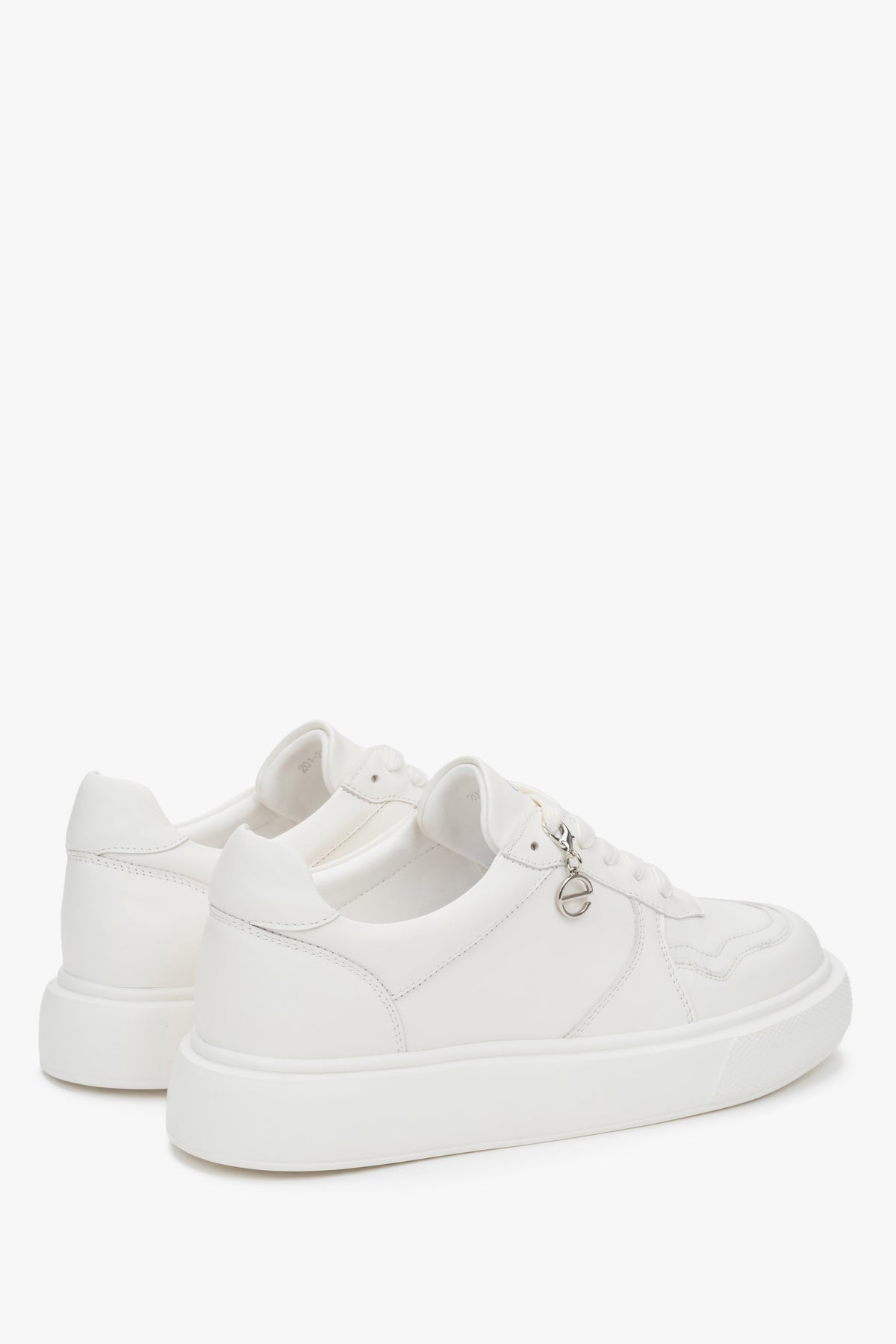 Sporty white Estro women's sneakers, made of genuine leather and featuring a flexible sole that ensures cushioning and comfort while walking.