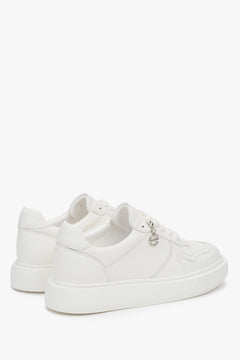 Sporty white Estro women's sneakers, made of genuine leather and featuring a flexible sole that ensures cushioning and comfort while walking.