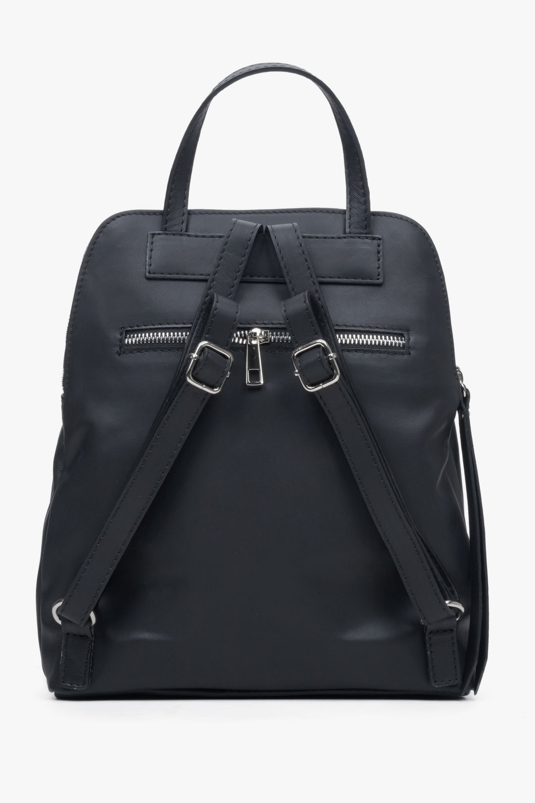 Women's leather black Estro backpack - close-up on the back of the model