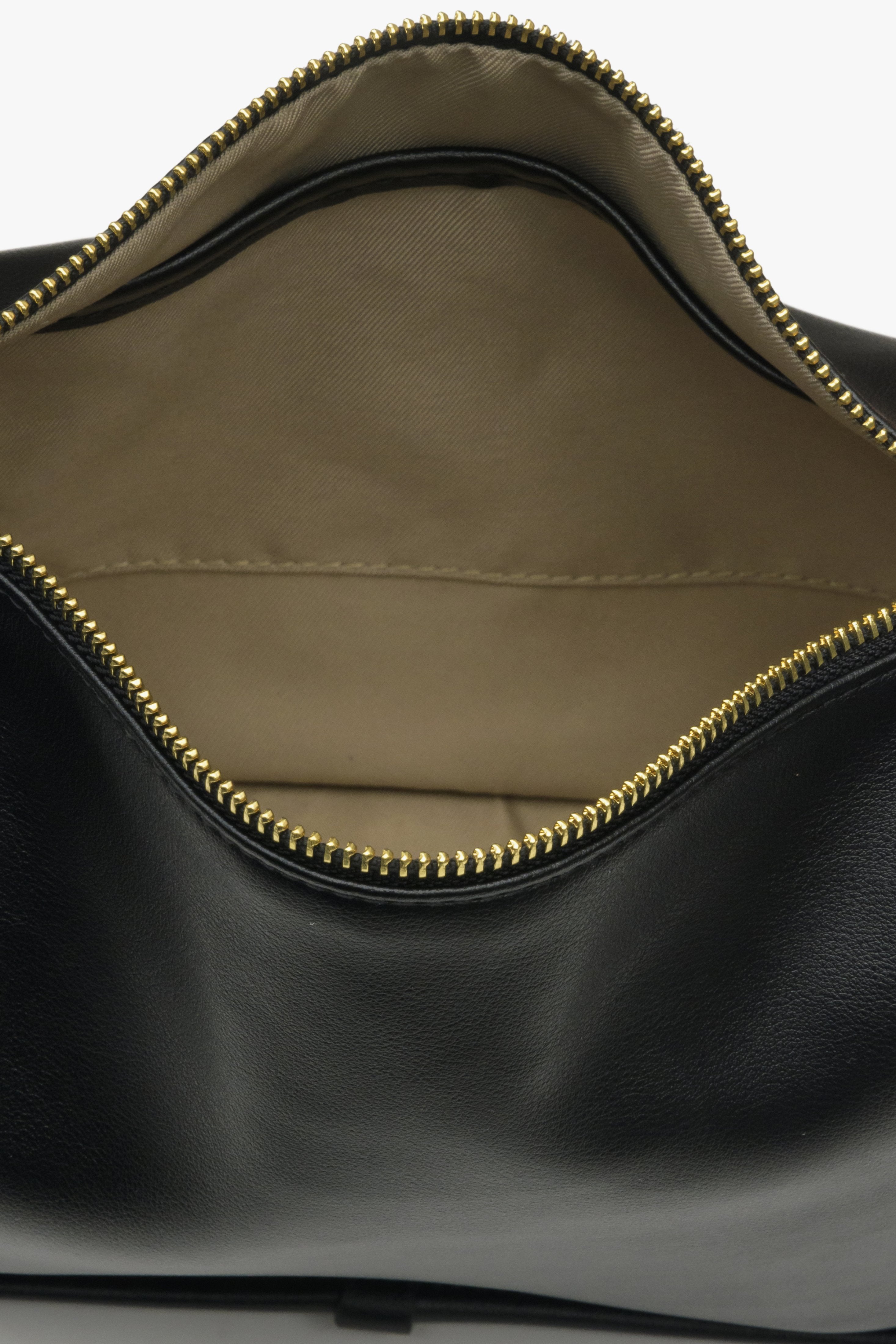 Estro black leather women's shoulder bag - close-up on the interior of the model.