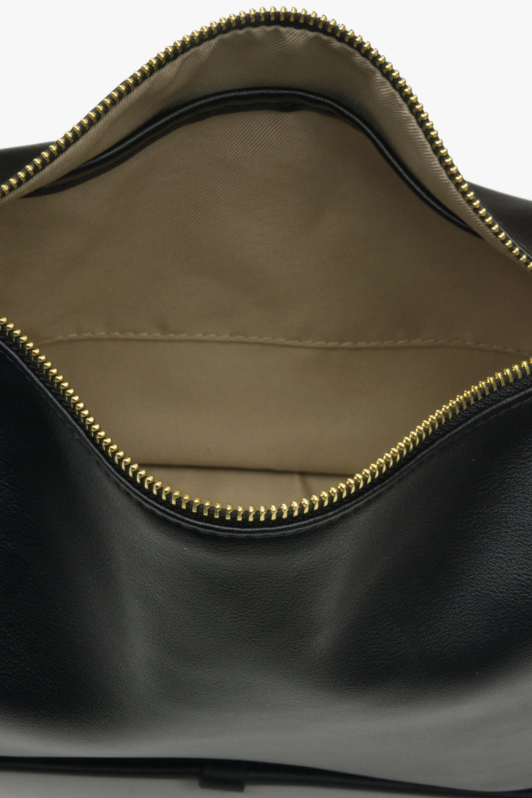 Estro black leather women's shoulder bag - close-up on the interior of the model.