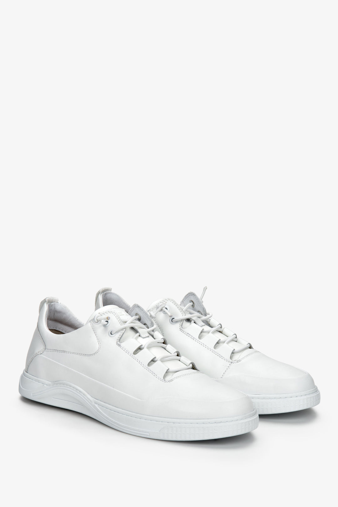 Men's white spring and fall sneakers ES 8 made of genuine leather - close-up on the sole and the toe of the shoe.