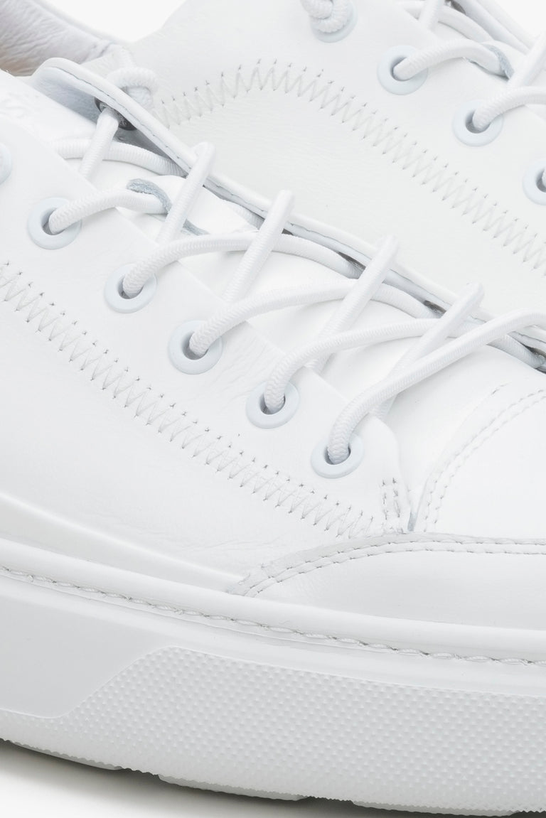 Men's white sneakers sneakers by Estro - close-up on details.