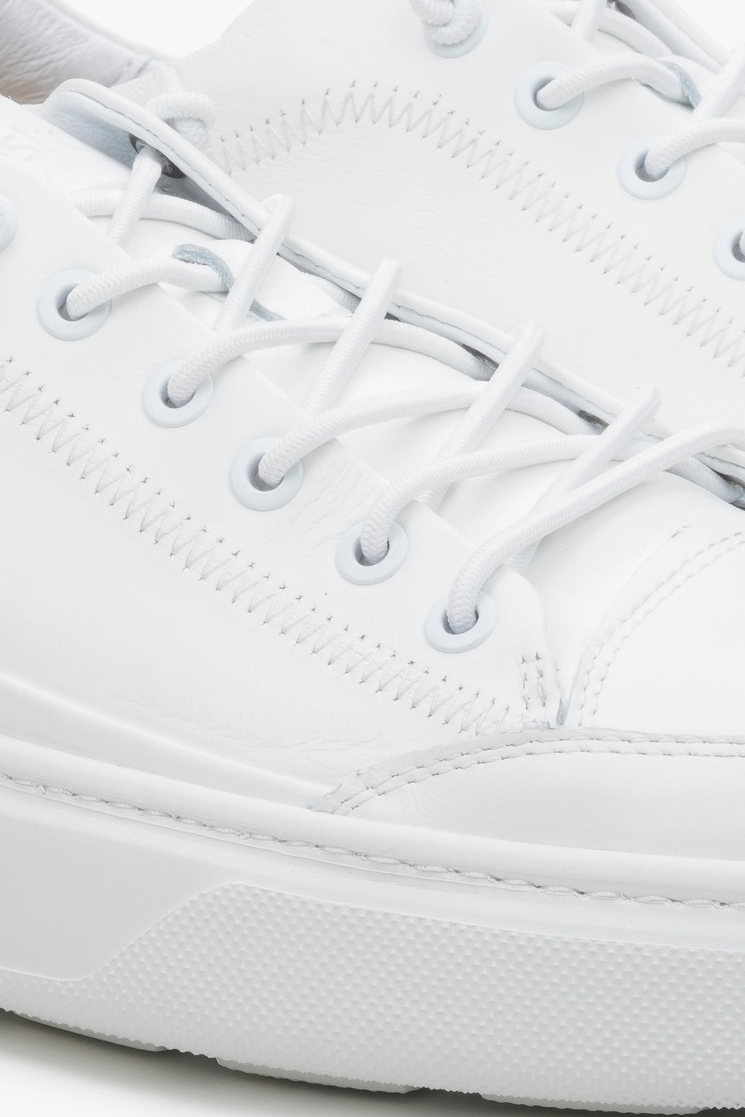 Men's white sneakers sneakers by Estro - close-up on details.