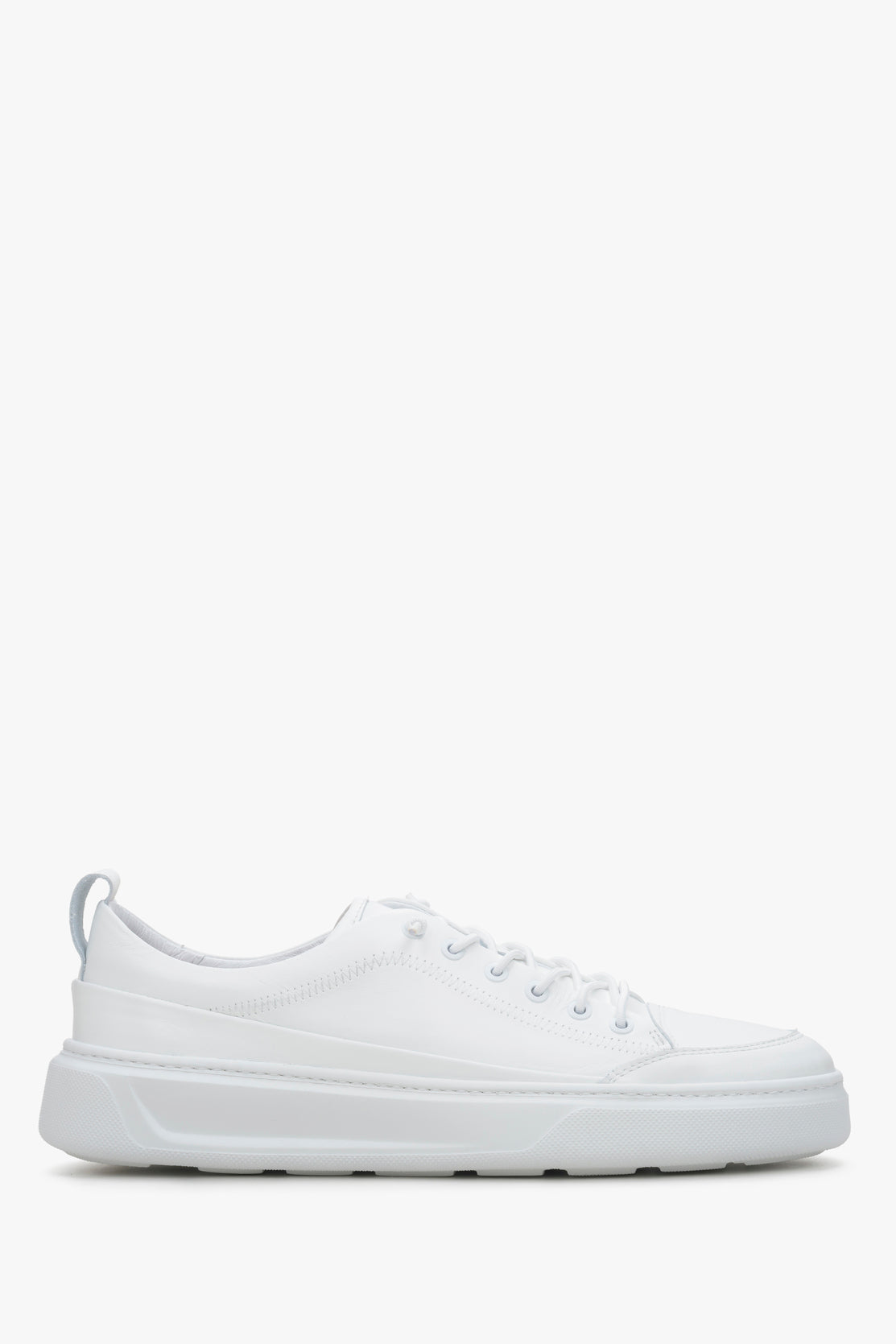 Estro men's leather sneakers in white colour - shoe profile.