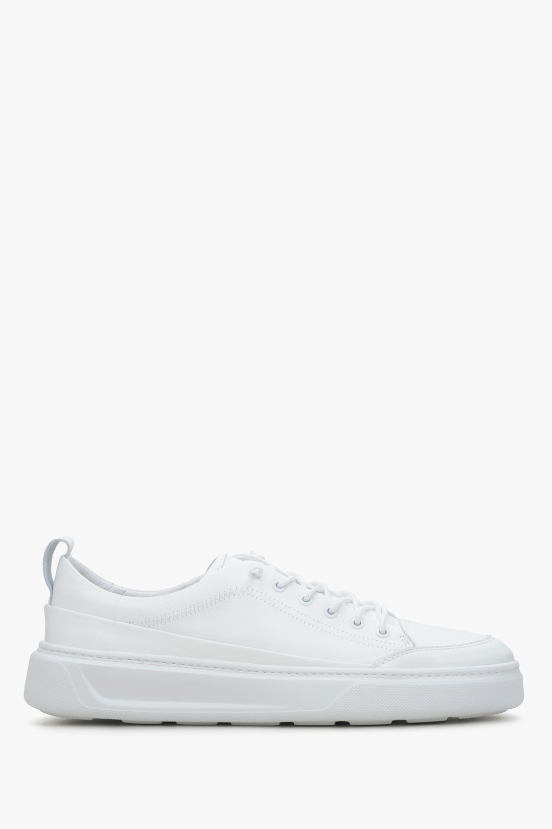 Estro men's leather sneakers in white colour - shoe profile.