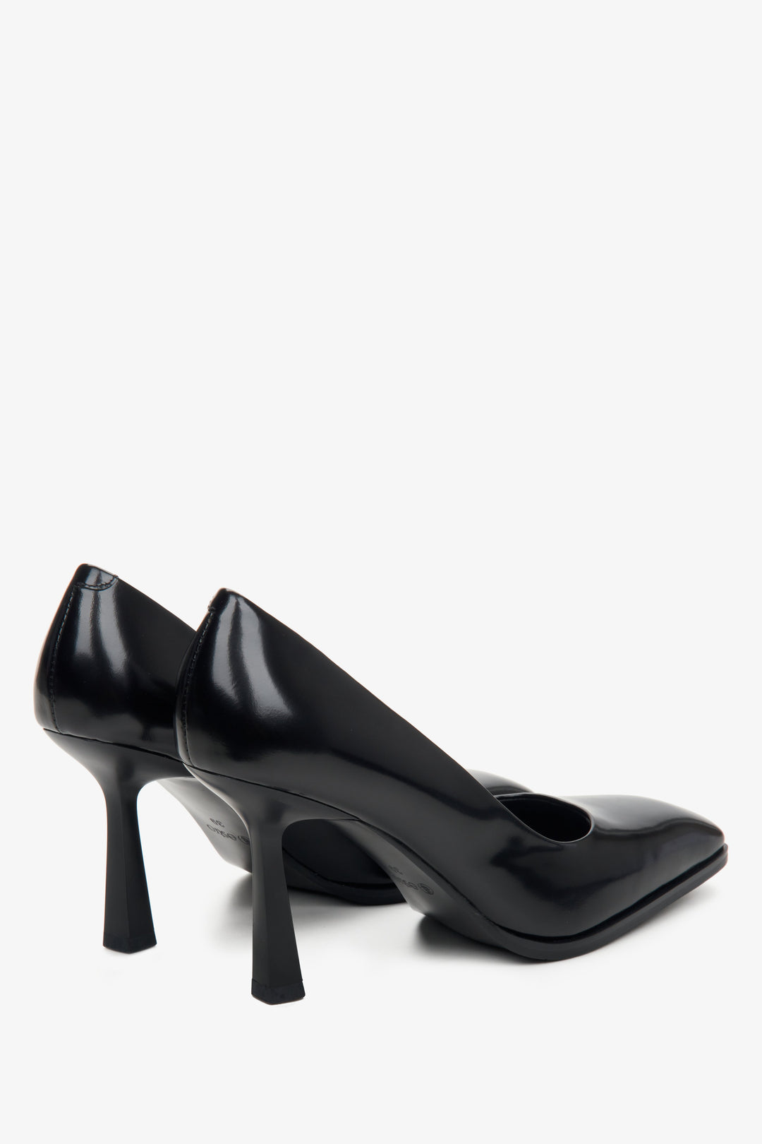 Black Estro women's leather shoes with heels - close-up on the heel and side line.
