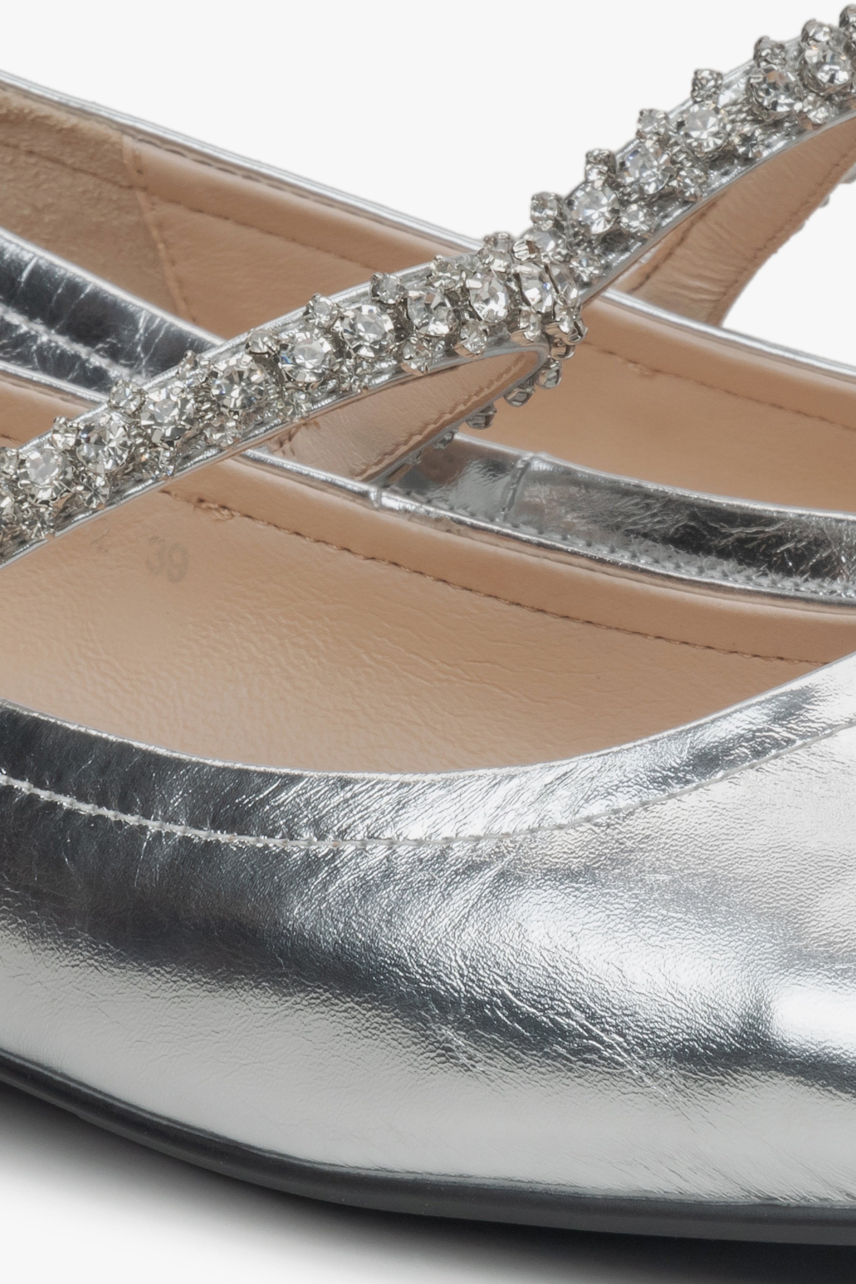 Estro women's silver leather ballet flats - close-up on detail.