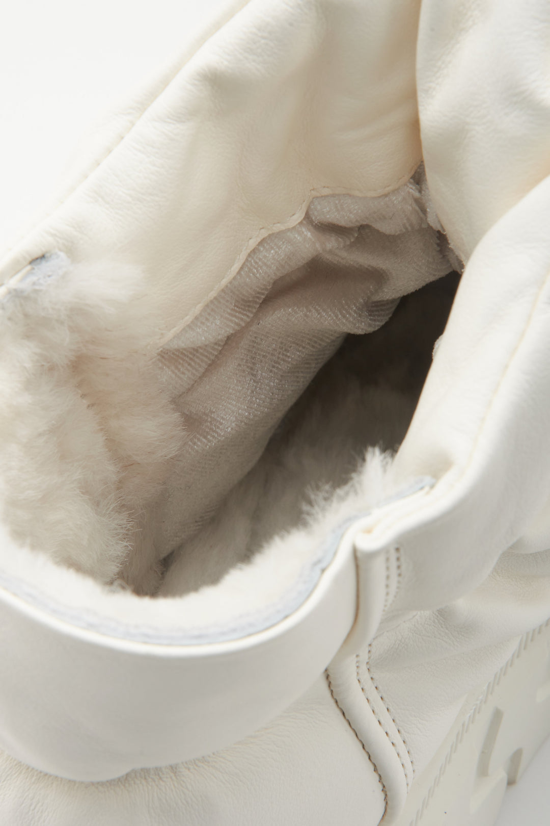 Warm women's light beige snow boots Estro - a close-up on lining.