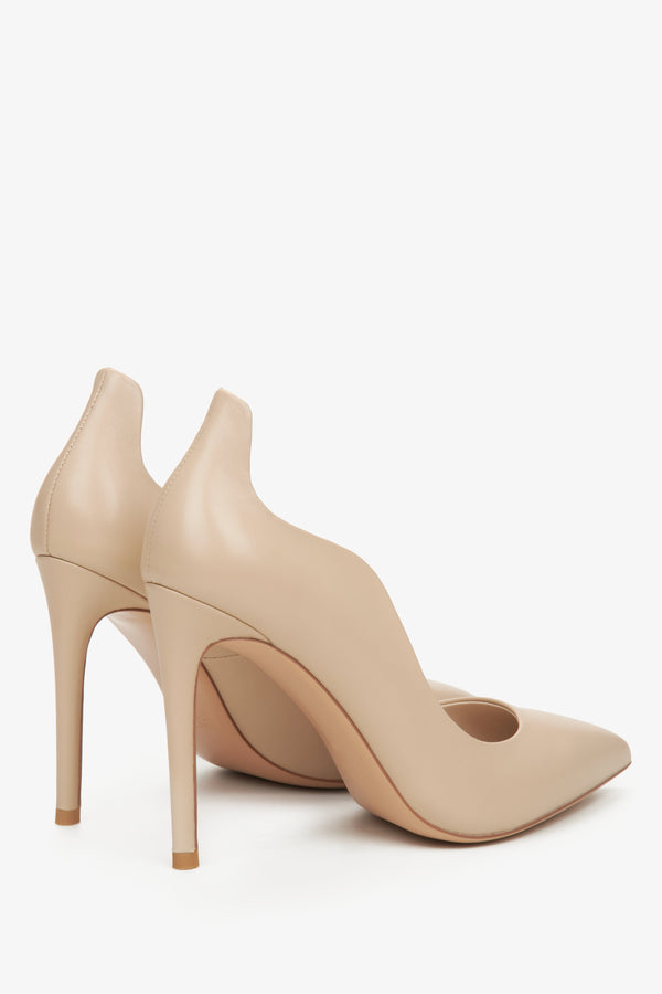 Women's beige high heels made of genuine leather by Estro with a wavy edge - close-up on the heel and the shoe's back.