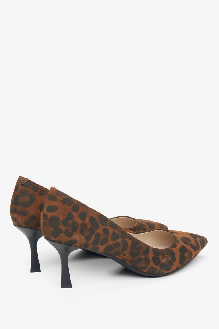 Women's velour leopard print pumps - close-up of the heel counter.