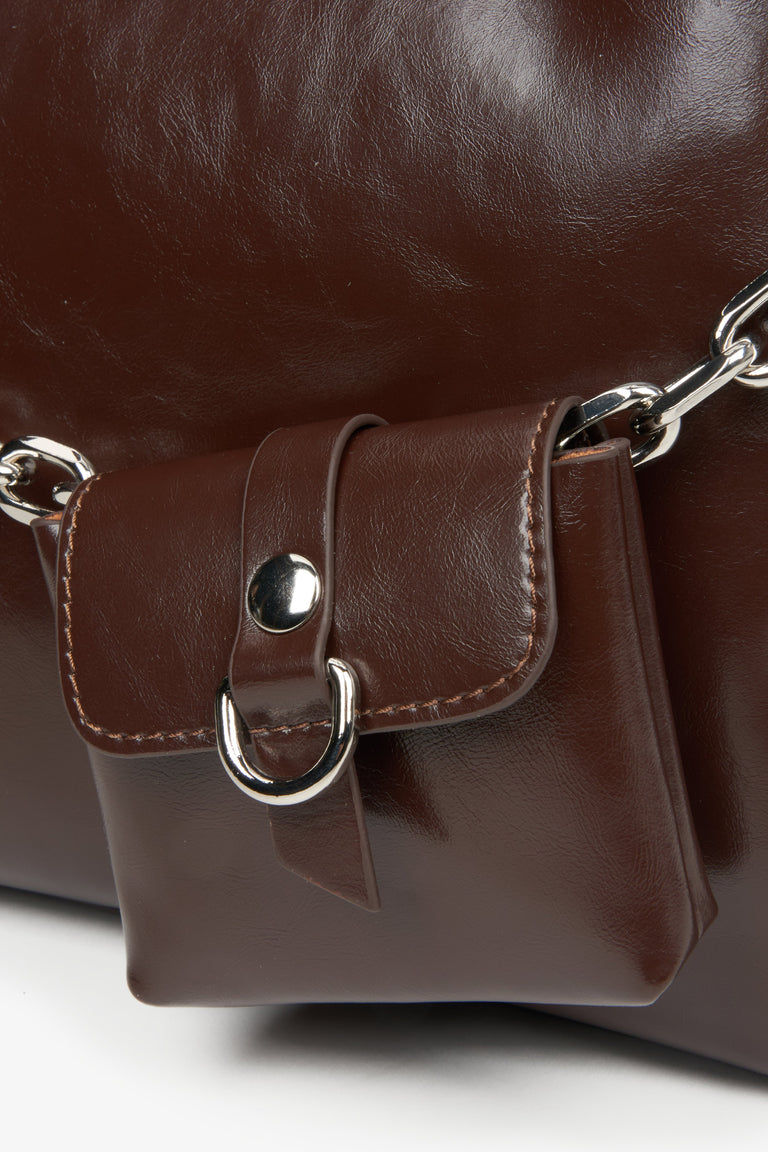 Saddle brown women's handbag Estro - a close-up on details.