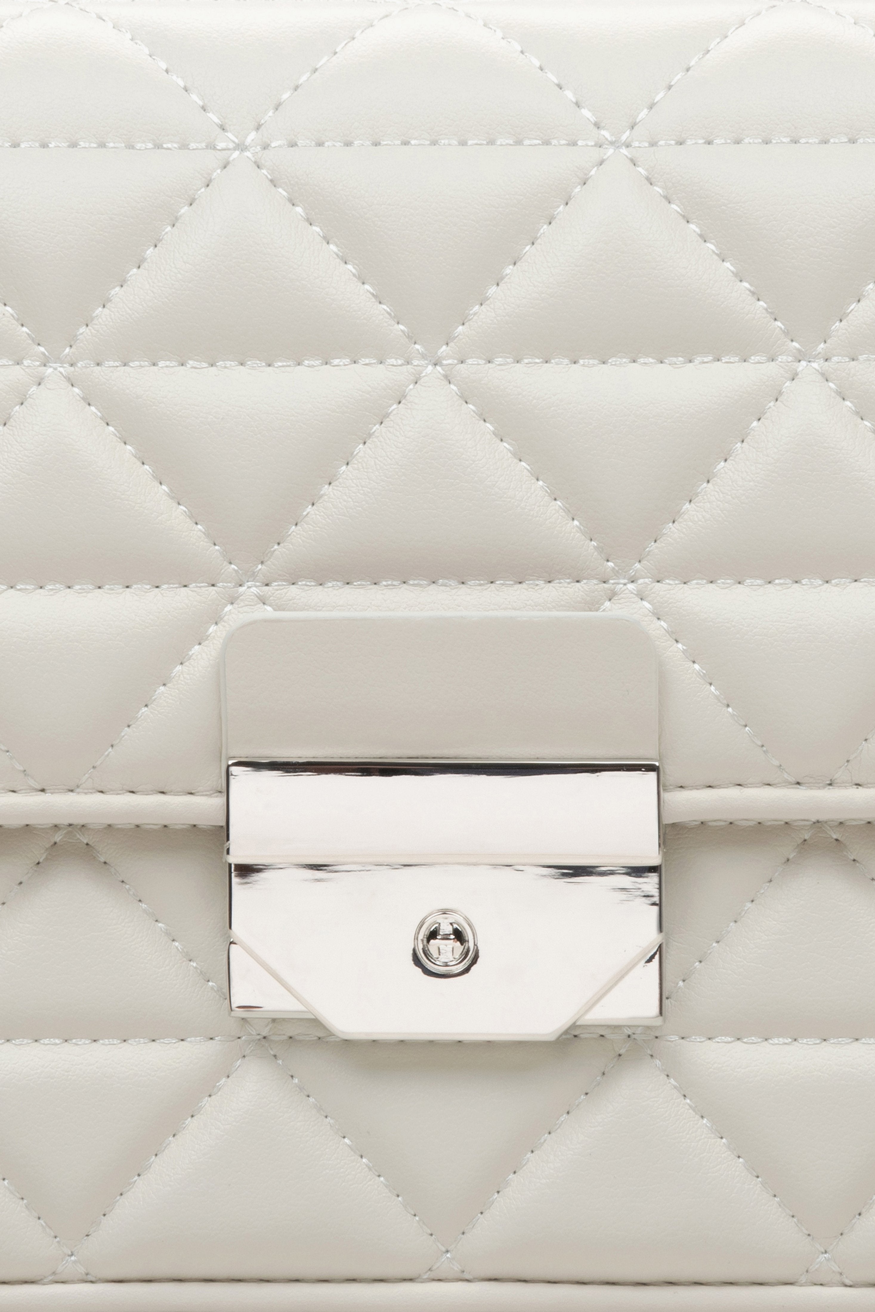 Estro white quilted women's leather bag - close-up on the details.