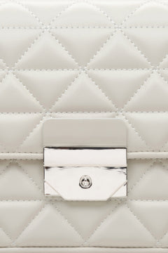 Estro white quilted women's leather bag - close-up on the details.