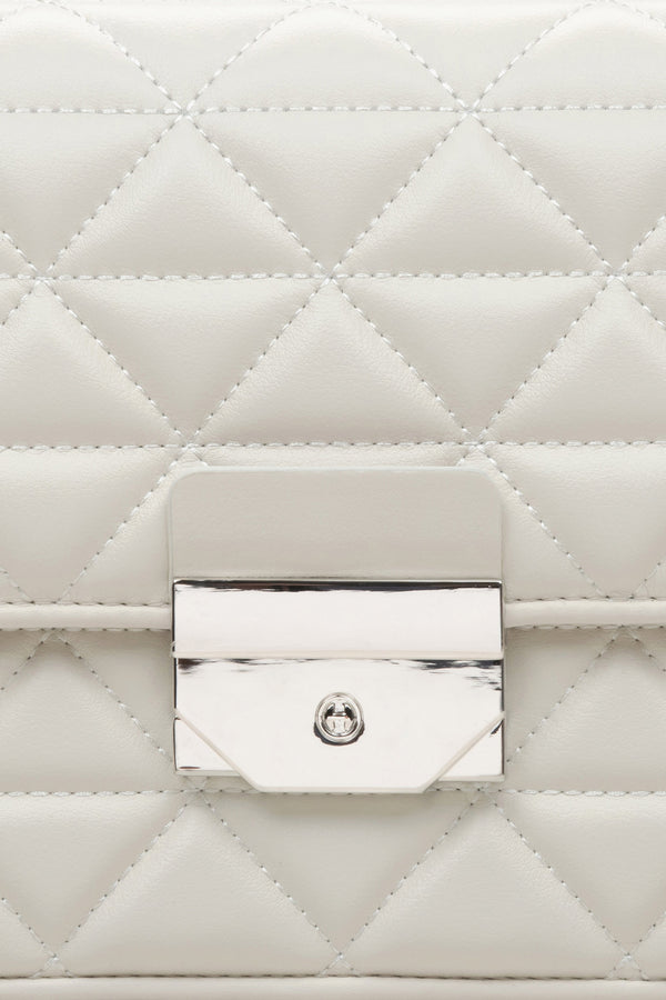 Estro white quilted women's leather bag - close-up on the details.