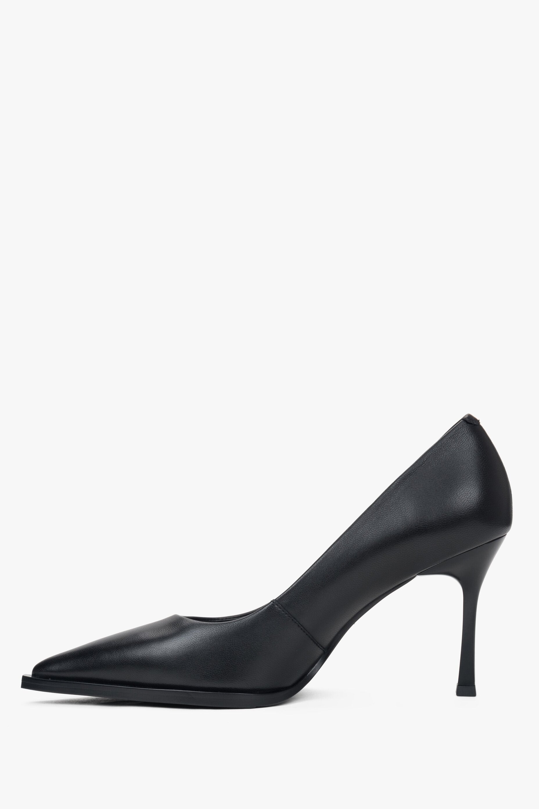 Women's black leather pumps by Estro - shoe profile.