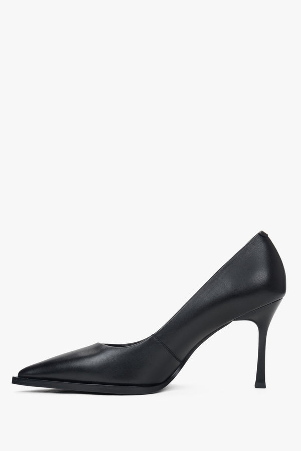 Women's black leather pumps by Estro - shoe profile.