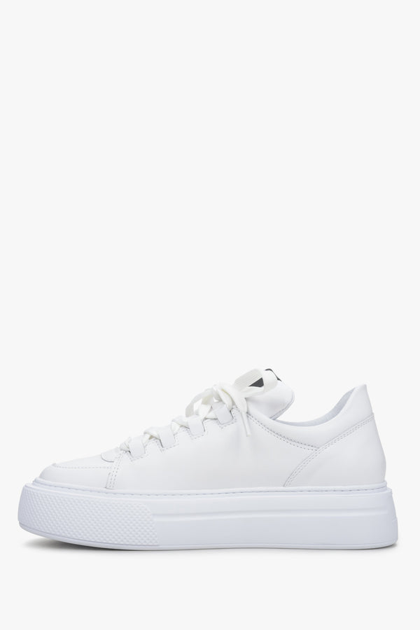 Women's white sneakers on a thick sole - shoe profile.