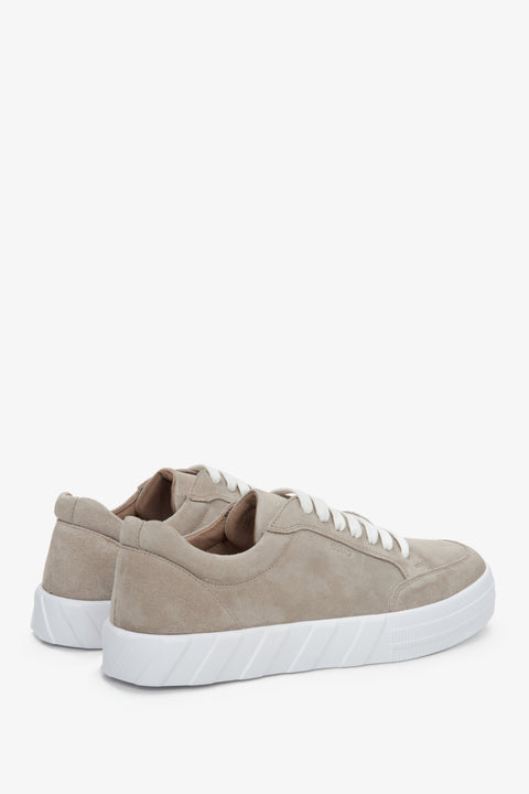 Men's beige suede sneakers with laces - presentation of the heel and side seam of the shoe.