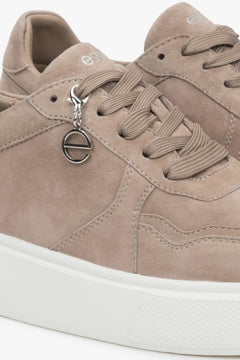 Brown velour Estro women's sneakers with a flexible sole – the essence of laid-back style and everyday comfort.