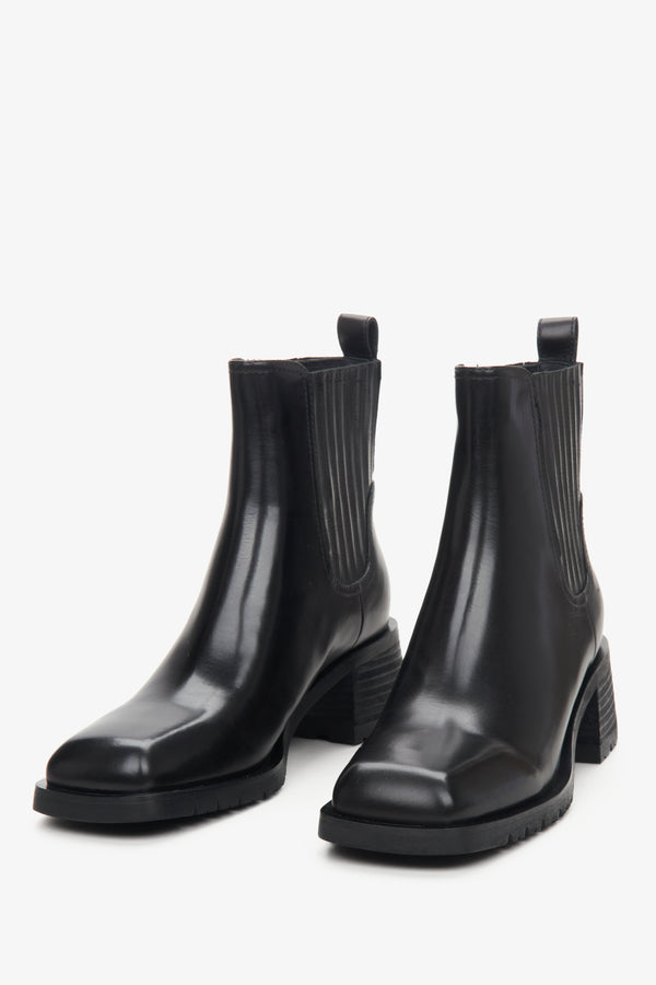 Women's low-heeled chelsea boots in black.