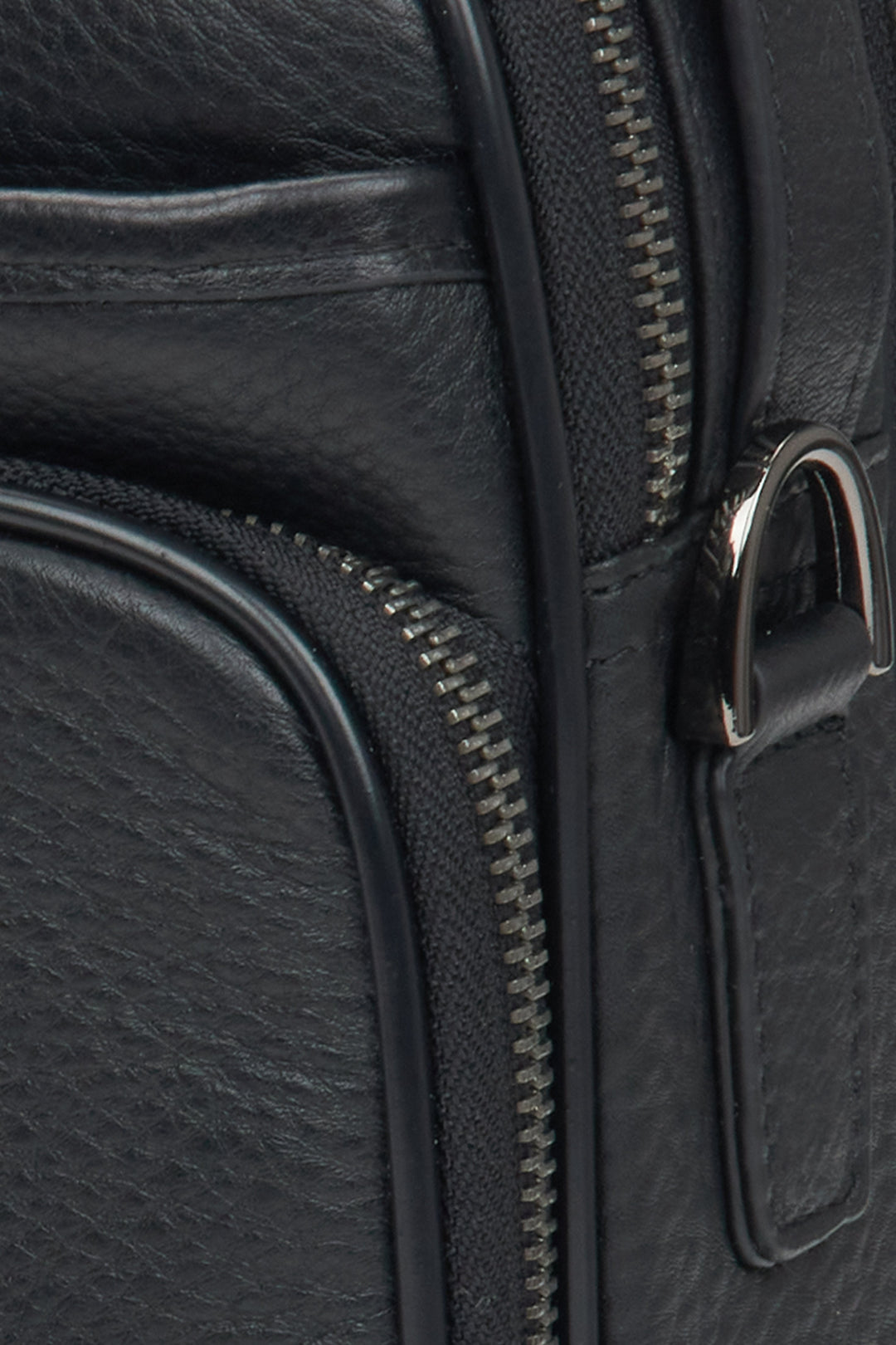 Elegant black men's shoulder bag made of genuine leather with an adjustable strap, by Estro - details.