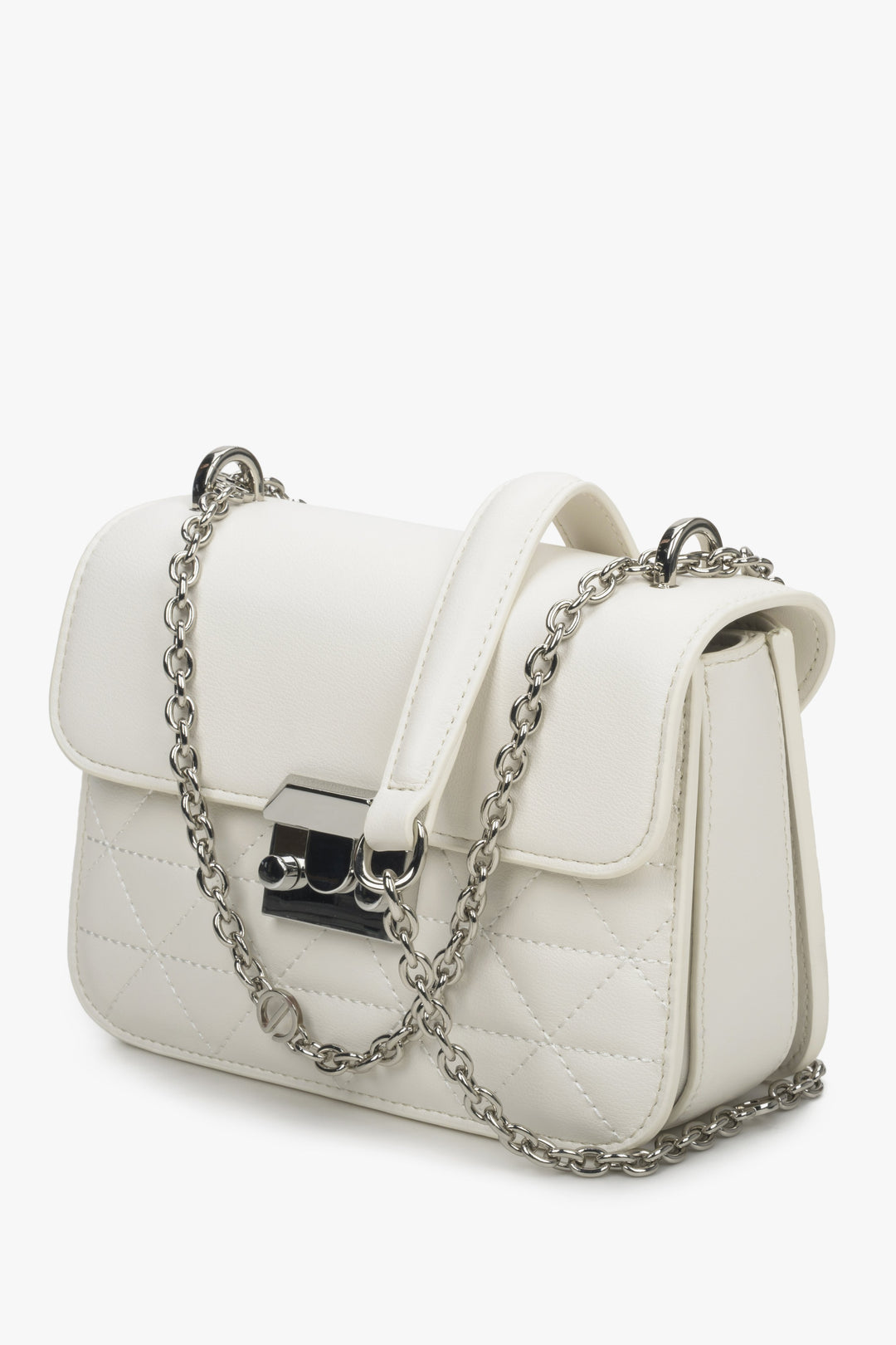Estro white leather shoulder bag with silver accents.