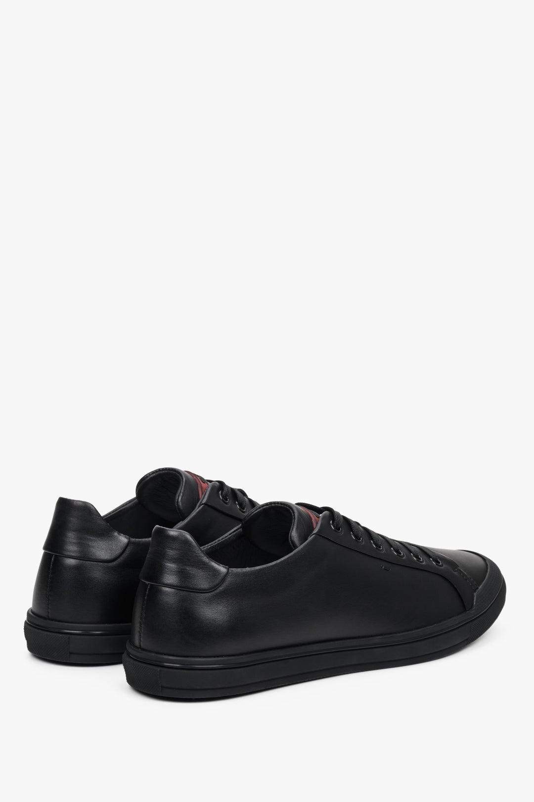 Men's black sneakers by Estro made of genuine leather - close-up of the heel and side seam.