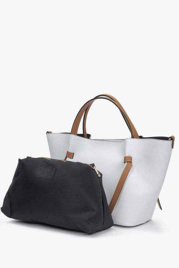 Elegant white boat-shaped shopper bag made of italian leather.