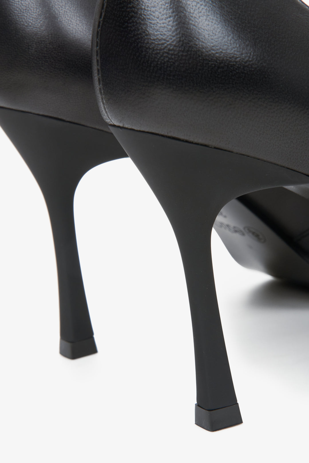 Women's black heels by Estro - close-up on the back and side of the shoe.