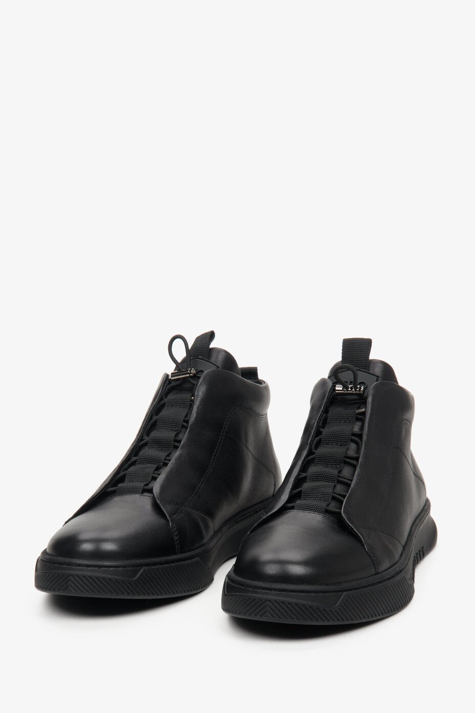 Estro brand black men's leather ankle boots with a turnbuckle - presentation of shoe toe.