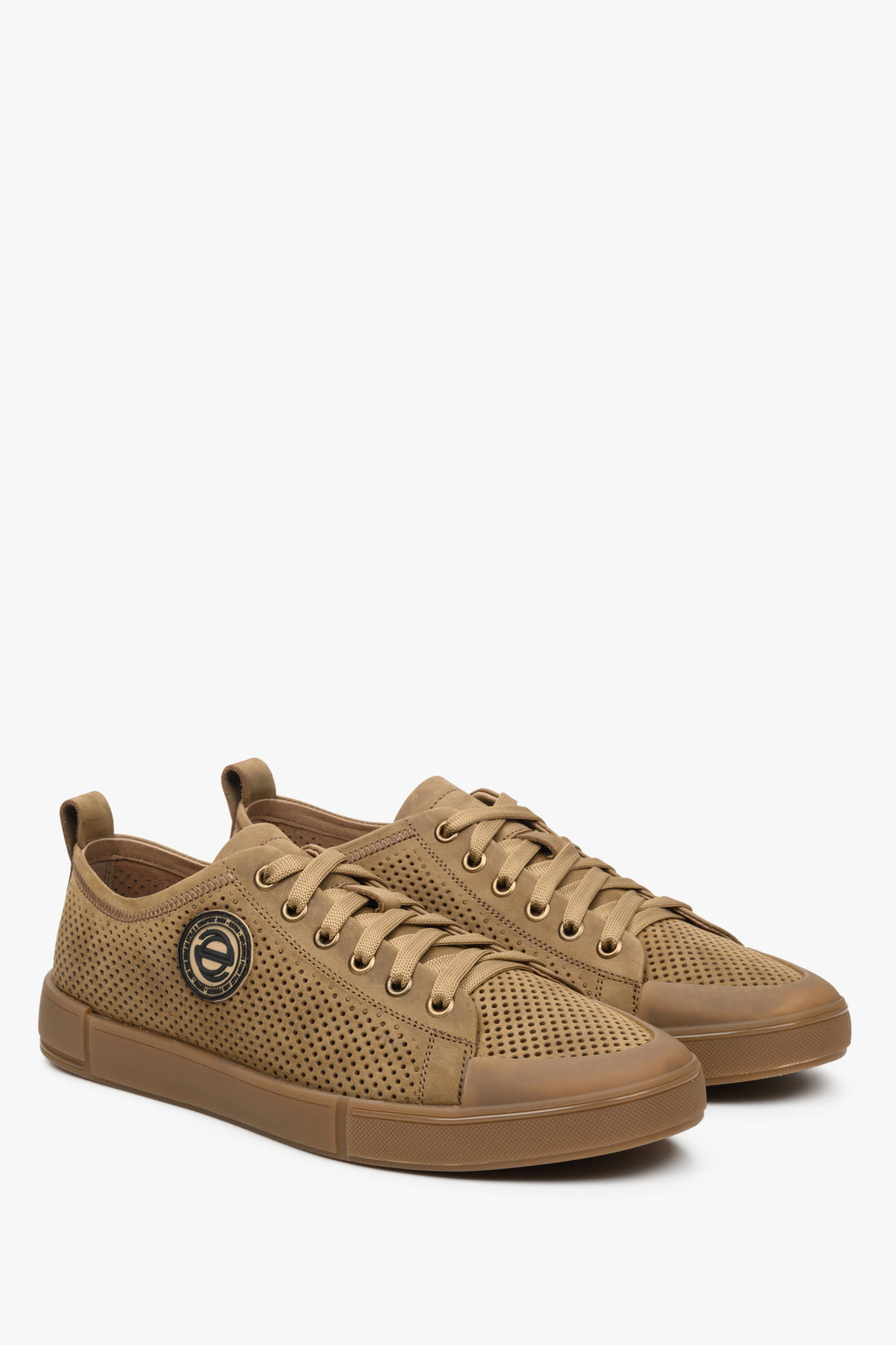 Men's brown sneakers with perforations by Estro - presentation of the side line and toe.